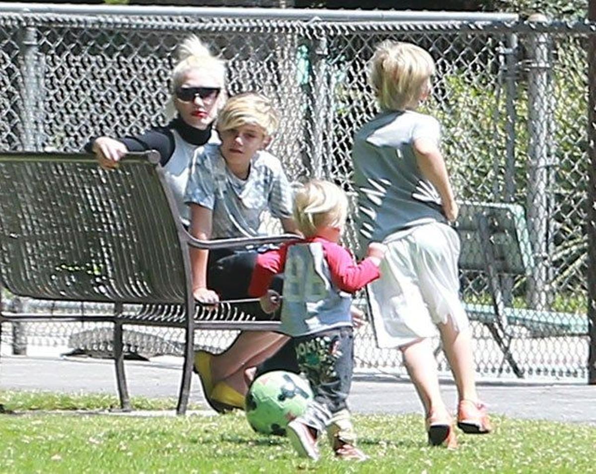 Gwen Stefani está sentada junto a su hijo Kingston y Zuma y Apollo corren hacia ellos