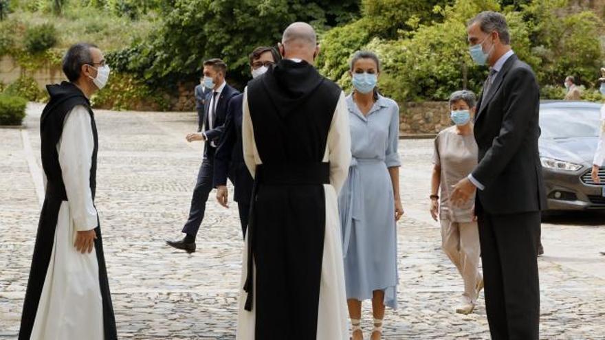 Los Reyes visitan el monasterio de Poblet en su gira autonómica