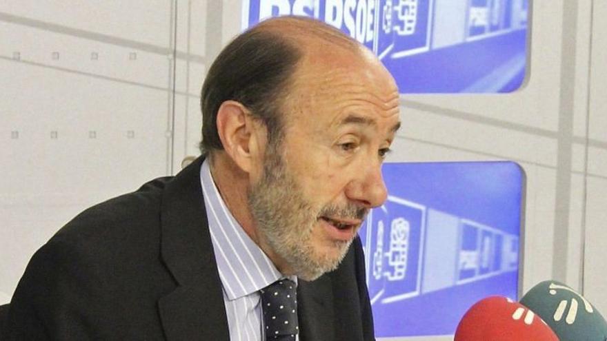 Rubalcaba acepta todas las ofertas de televisión para debatir con Rajoy