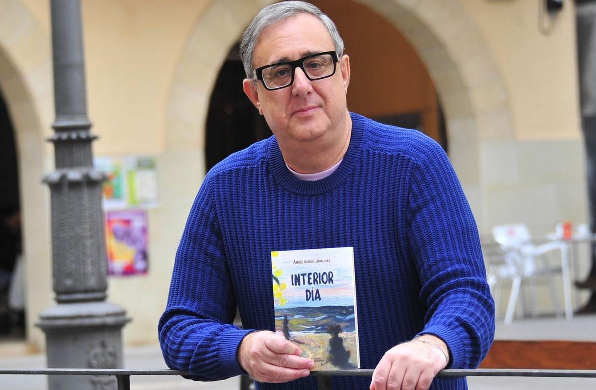 El escritor Andrés Guilló Javaloyes con un ejemplar de la novela.  | MATÍAS SEGARRA