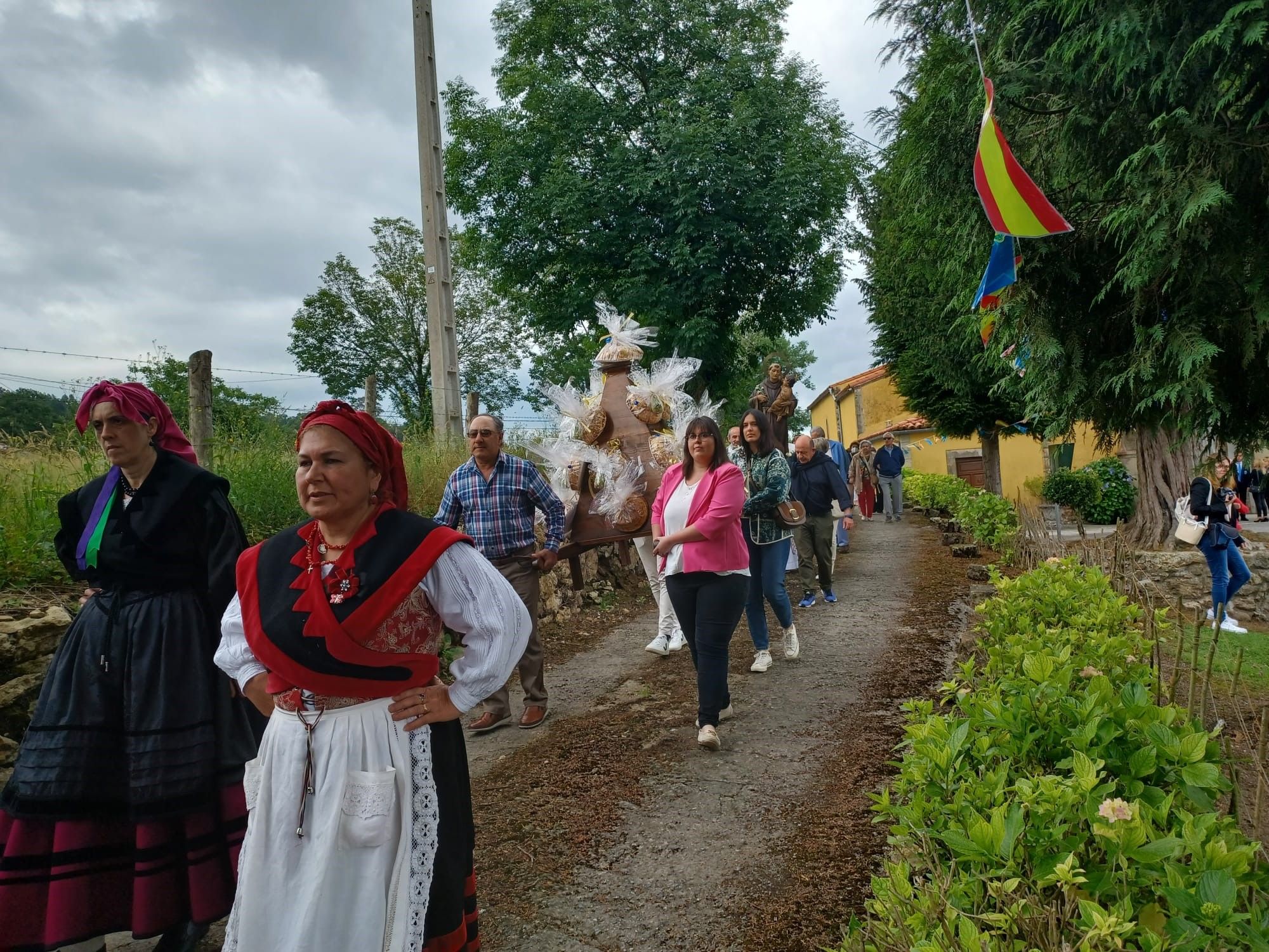 San Antonio emociona en Lieres, que subastó el ramu de roscos almendrados más solidario