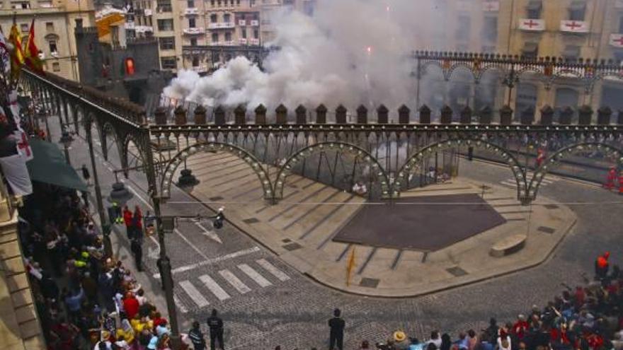 Imagen de la «mascletà» lanzada al mediodía de ayer tras la Misa Mayor en honor a San Jorge.