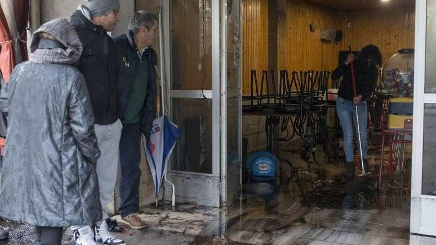 La crecida inundó un bar en A Veronza, Ribadavia. // Brais Lorenzo