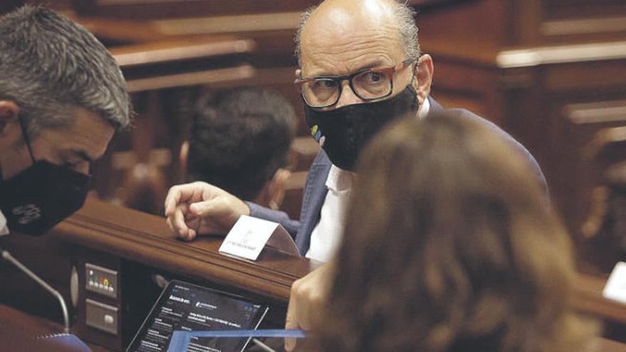 El portavoz de CC, José Miguel Barragán, durante el pleno parlamentario de ayer.