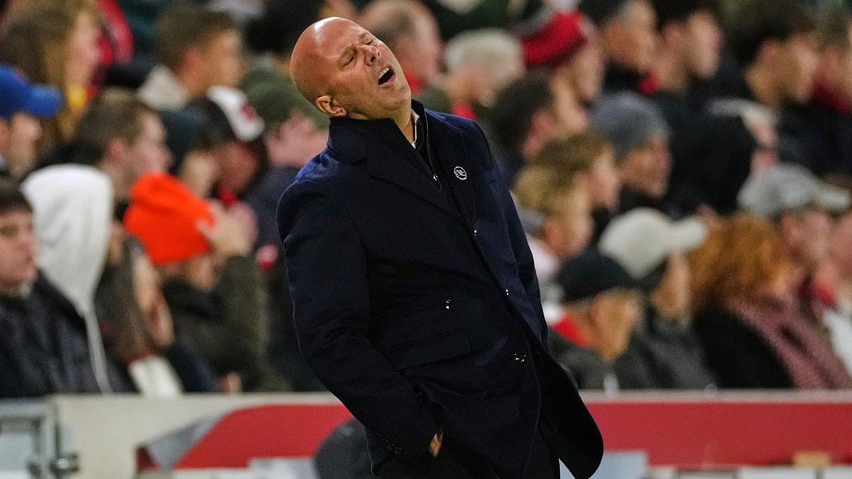 El técnico del Liverpool Arne Slot se lamenta durante el partido ante el Brentford