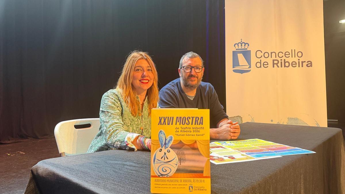 Ana Barreiro y Óscar Romero en la presentación de la Mostra de Teatro Infantil de Ribeira.