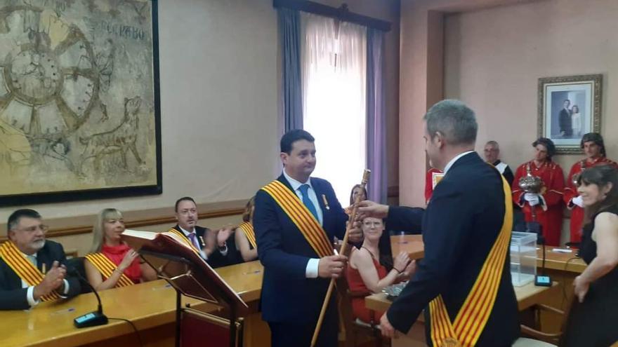 Ignacio Urquizu (PSOE) le entrega el bastón de mando a Miguel Ángel Estevan (PP) en Alcañiz.