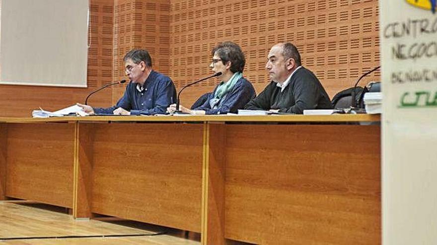 Técnicos del Instituto Tecnológico Agrario explicando la nueva concentración parcelaria en el Centro de Negocios.