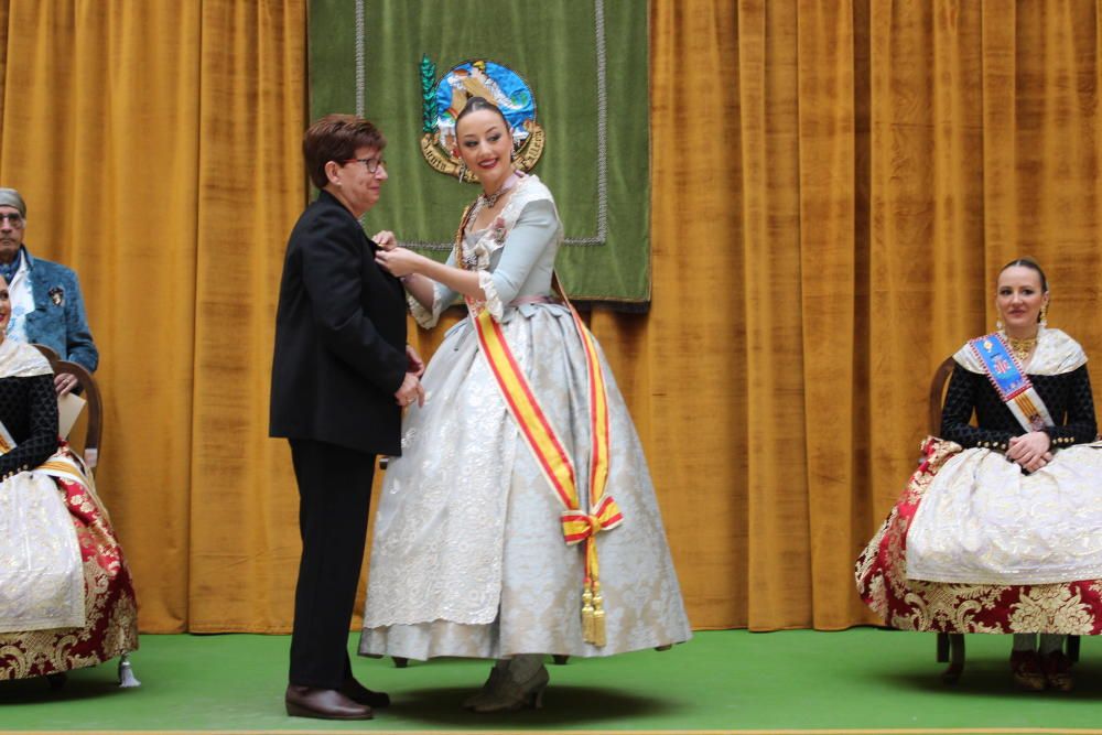 Intercambio de fotos con la fallera mayor e imposición de bunyols d'or