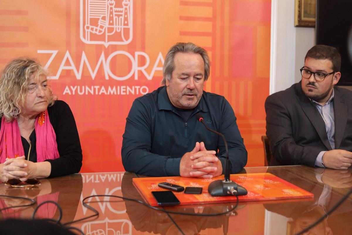 Auxi Fernández, Francisco Guarido y Carlos Fernández, en la rueda de prensa en la que se apeló a la solidaridad con las familias de Rabiche.