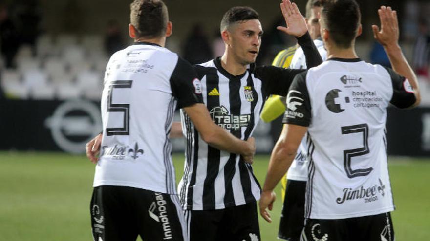 Cristo Martín celebra con sus compañeros un gol en la presente temporada con el Fútbol Club Cartagena.