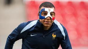 Mbappé entrena con una máscara de la bandera de Francia
