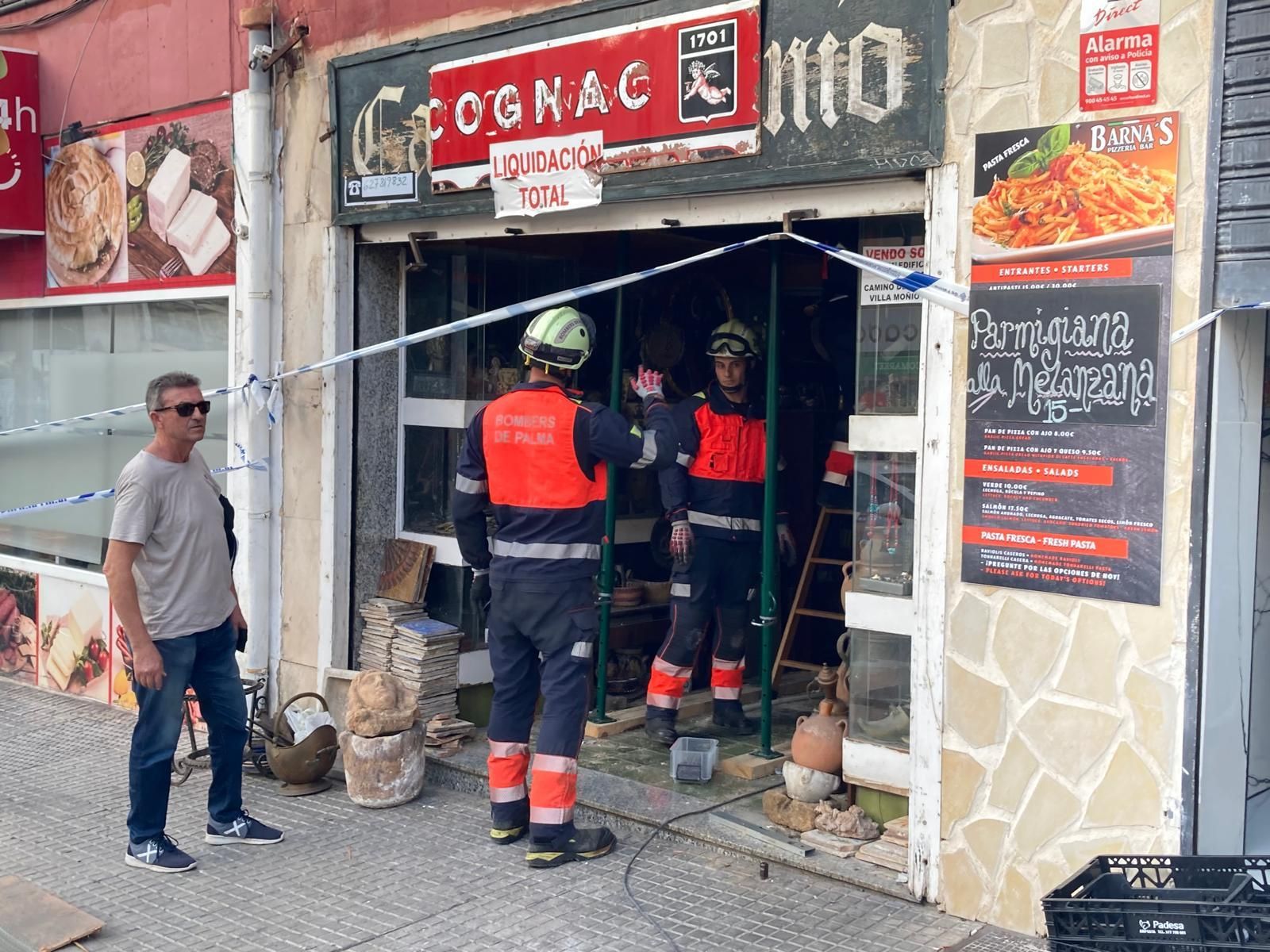 Precintan cinco locales comerciales y la terraza de un bar nocturno de Cala Major por riesgo de derrumbe