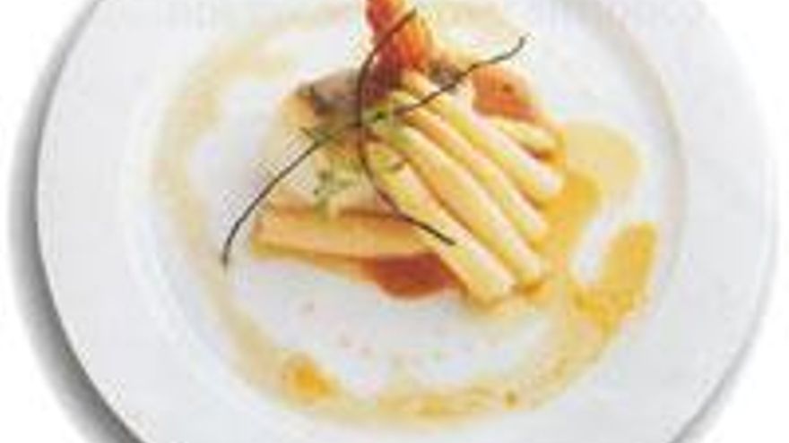 Espárragos blancos con bacalao al chilindrón y crujiente de jamón Espárragos blancos con bacalao al chilindrón y crujiente de jamón