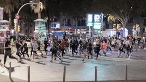 Marea de corredores callejeros durante el último evento de los Midnight runners, el miércoles.