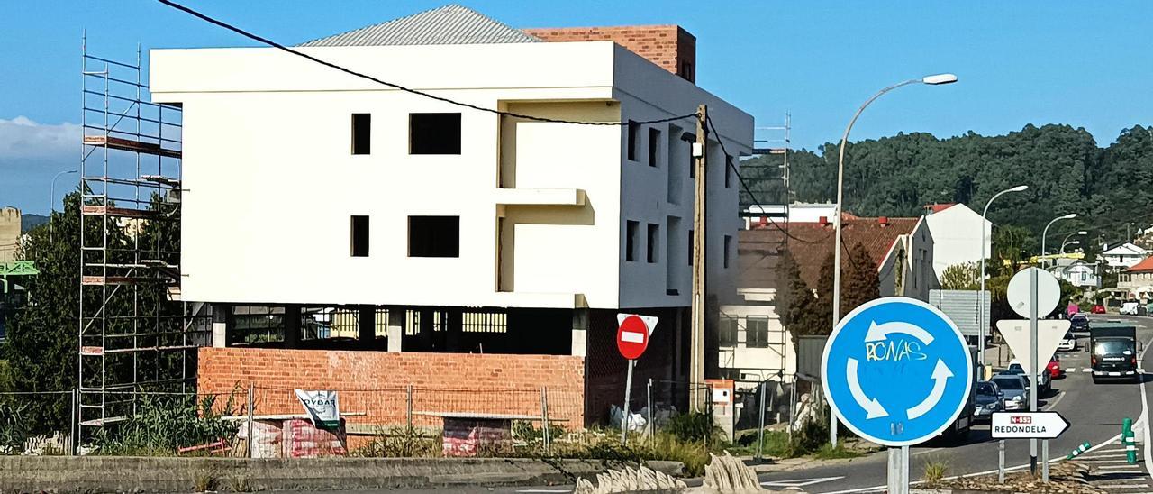 Estado que presentan las fachadas del edificio de Chapela, ayer, con el revestimiento ya rematado en dos de ellas. // ANTONIO PINACHO