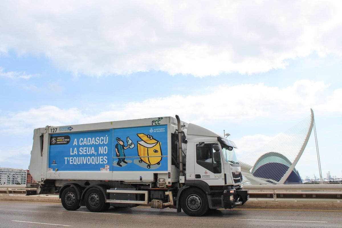 Camión ecológico de la flota de vehículos del servicio de recogida de residuos de València.