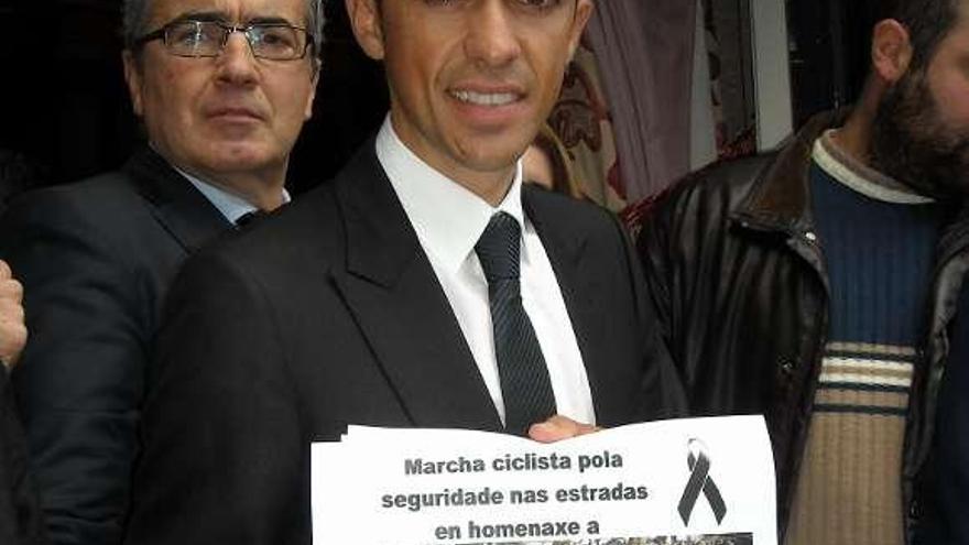 Alberto Contador posa con el cartel de la marcha.