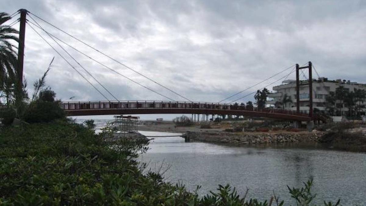 La pasarela de madera que salva el cauce de Río Verde.