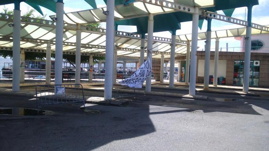 La estación de autobuses de Cangas, vacía por el paro. // G. Núñez