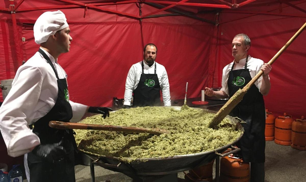 Membres de Cuina Pirinenca preparen el trinxat