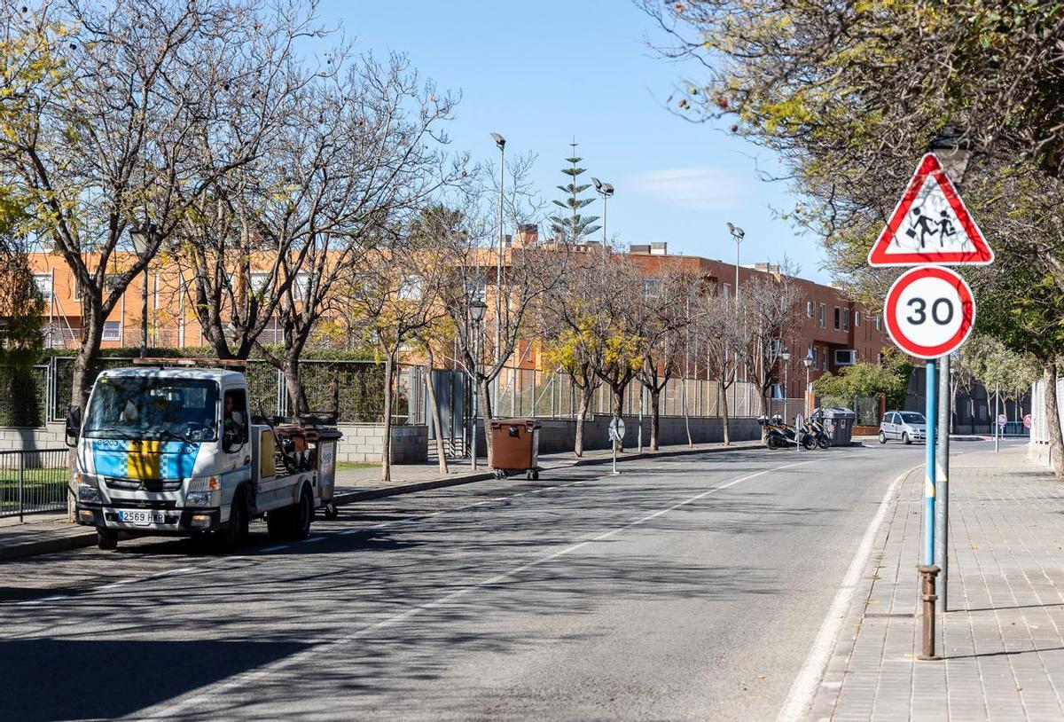 Una grua municipal aparcada en una de las calles afectadas por los cierres previos a la Romeria.