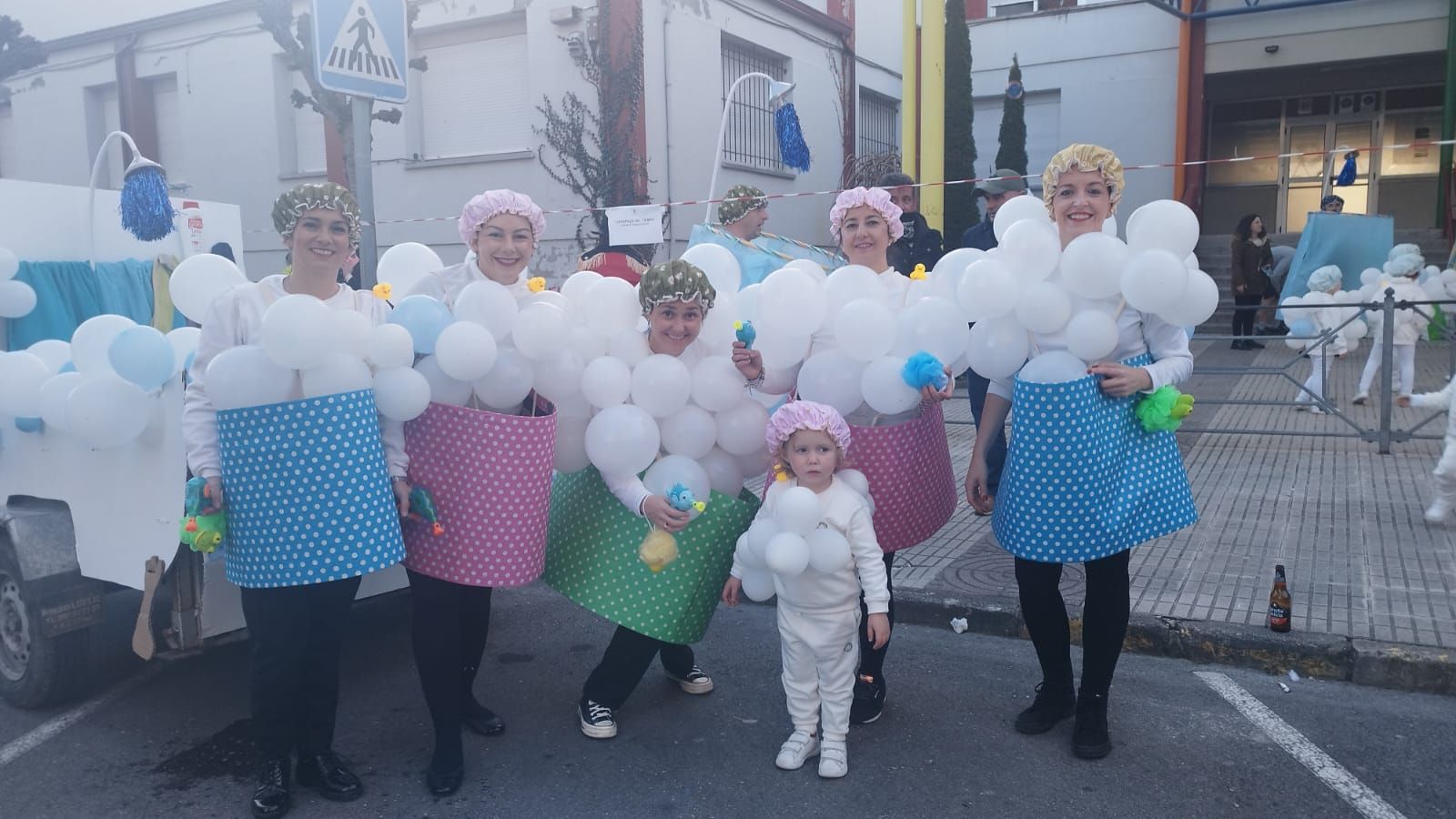 Disfraces y máscaras inundan Llanes en un divertido desfile de carnaval