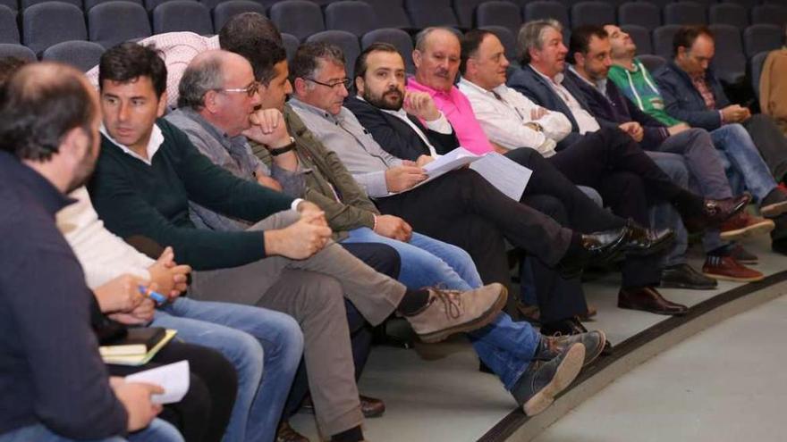 El alcalde de Silleda, a la derecha de Rafael Cuiña, observa documentación en el pleno. // Bernabé/Gutier