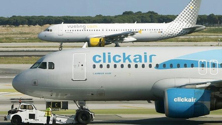 Bajo coste. Dos aviones de las empresas de bajo coste Clickair (en primer plano) y Vueling.