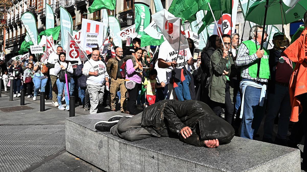 Miles de personas marchan en Madrid para pedir la recuperación del poder adquisitivo