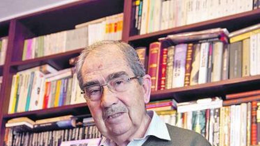 Esteban Greciet, con un ejemplar de «La ciudad indómita».