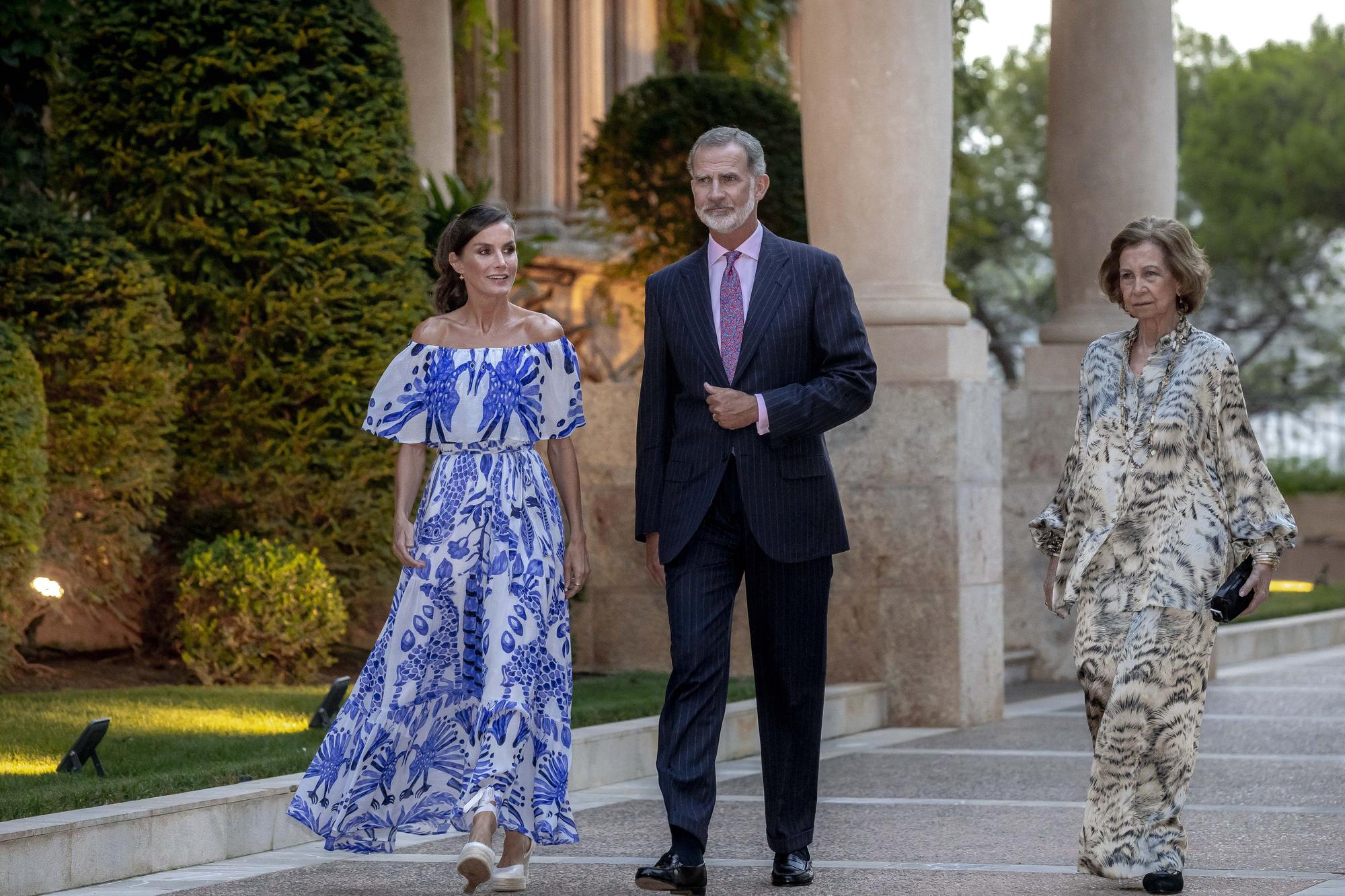 Mira aquí todas las fotos de la visita de los Reyes al Palacio Marivent para recibir a la sociedad balear