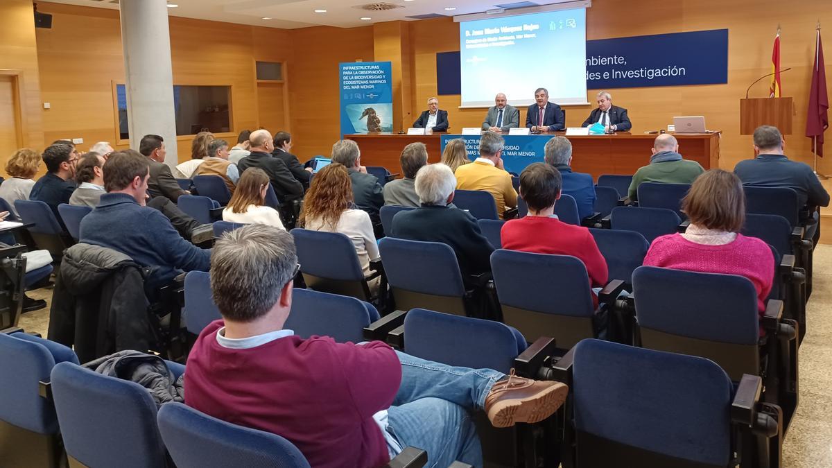 El consejero de Medio Ambiente, Juan María Vázquez, durante la inauguración de la jornada 'Infraestructuras para la observación de la biodiversidad y ecosistemas marinos del Mar Menor'.