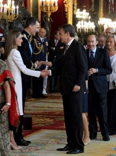 Los nuevos Reyes han saludado a diversas personalidades de España en el Palacio Real