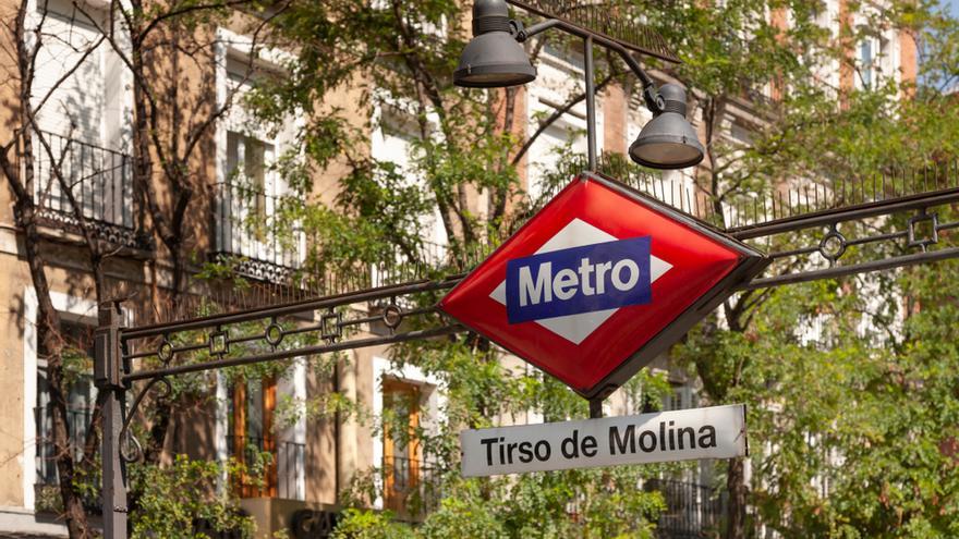 Entrada de la estación de metro de Tirso de Molina, en Madrid.