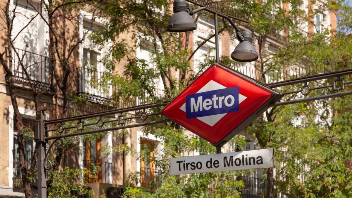 Entrada de la estación de metro de Tirso de Molina, en Madrid.