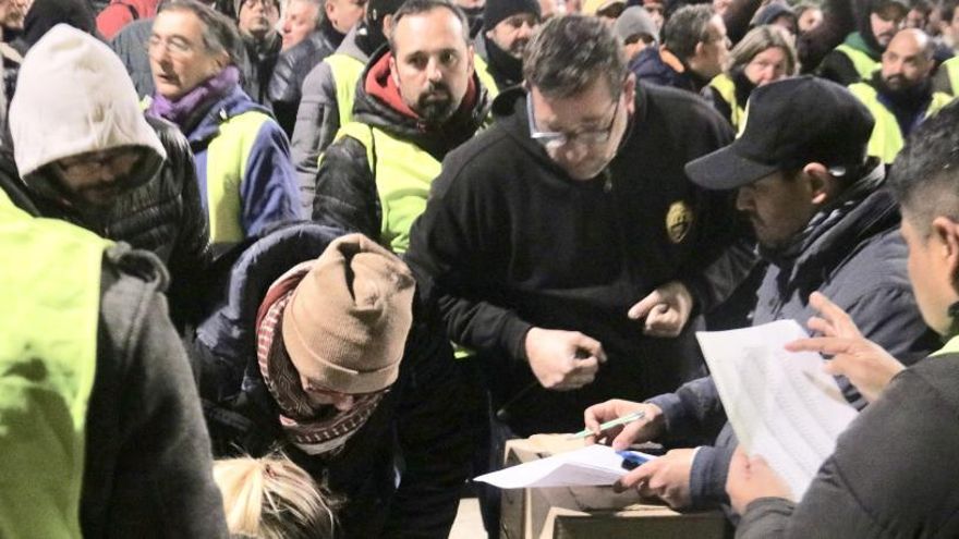 Els taxistes desconvoquen la vaga indefinida