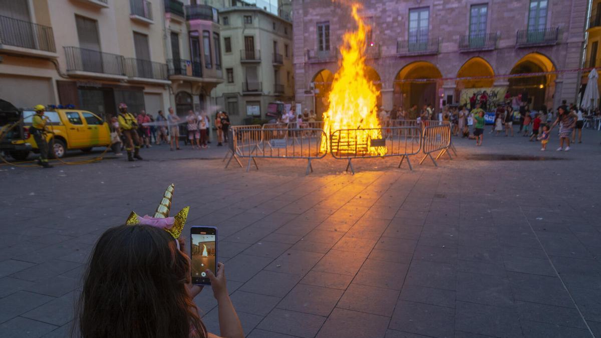Imatge d'arxiu de la foguera a la plaça Major