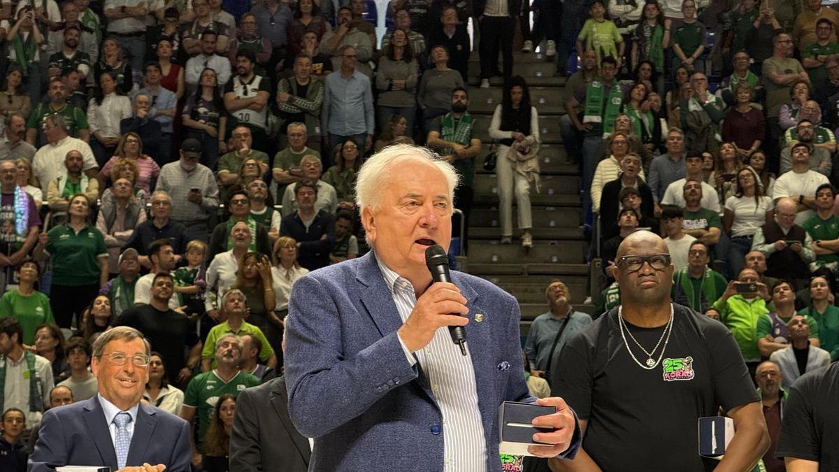 Bozidar Maljkovic diciendo unas palabras tras recibir el escudo de Oro del Unicaja.