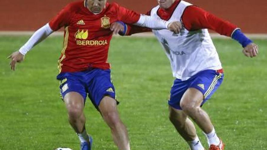 Cazorla y Azpilicueta pugnan por el balón en el entrenamiento de ayer de la selección.