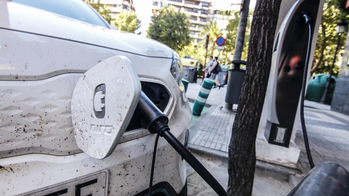 Un coche en un punto de recarga para vehículos eléctricos en Extremadura.