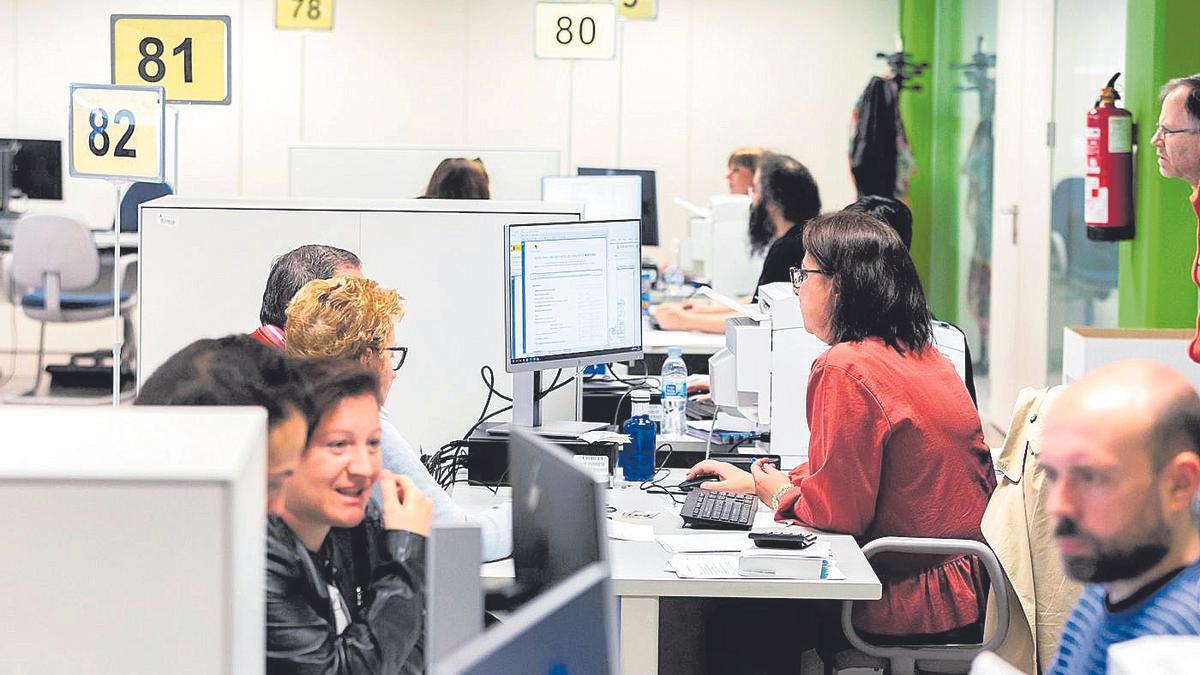 Ciudadanos, en una oficina de la Agencia Tributaria durante una campaña de la declaración de la renta.