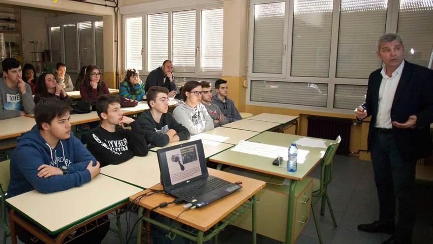 J. Ángel Menéndez, en la charla impartida a los alumnos del IES de Sama.