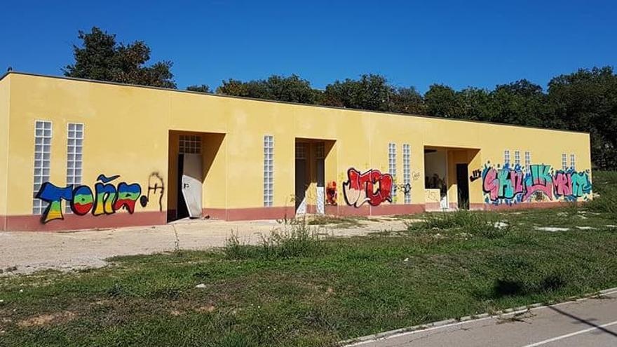 Posaran tanques a l´exterior dels vestidors saquejats del Residencial