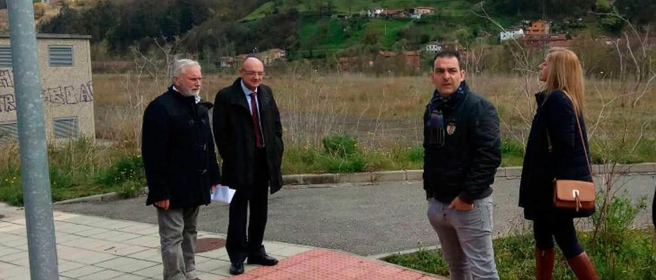 Por la izquierda, Macario Fernández, Juan José Menéndez, Manuel Ángel Álvarez e Isabel Estrada, ayer, en el polígono de Reicastro, en Mieres.