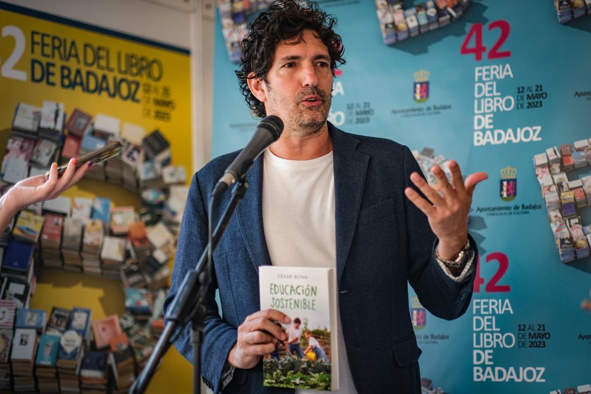 César Bona presentó 'Educación sostneible'