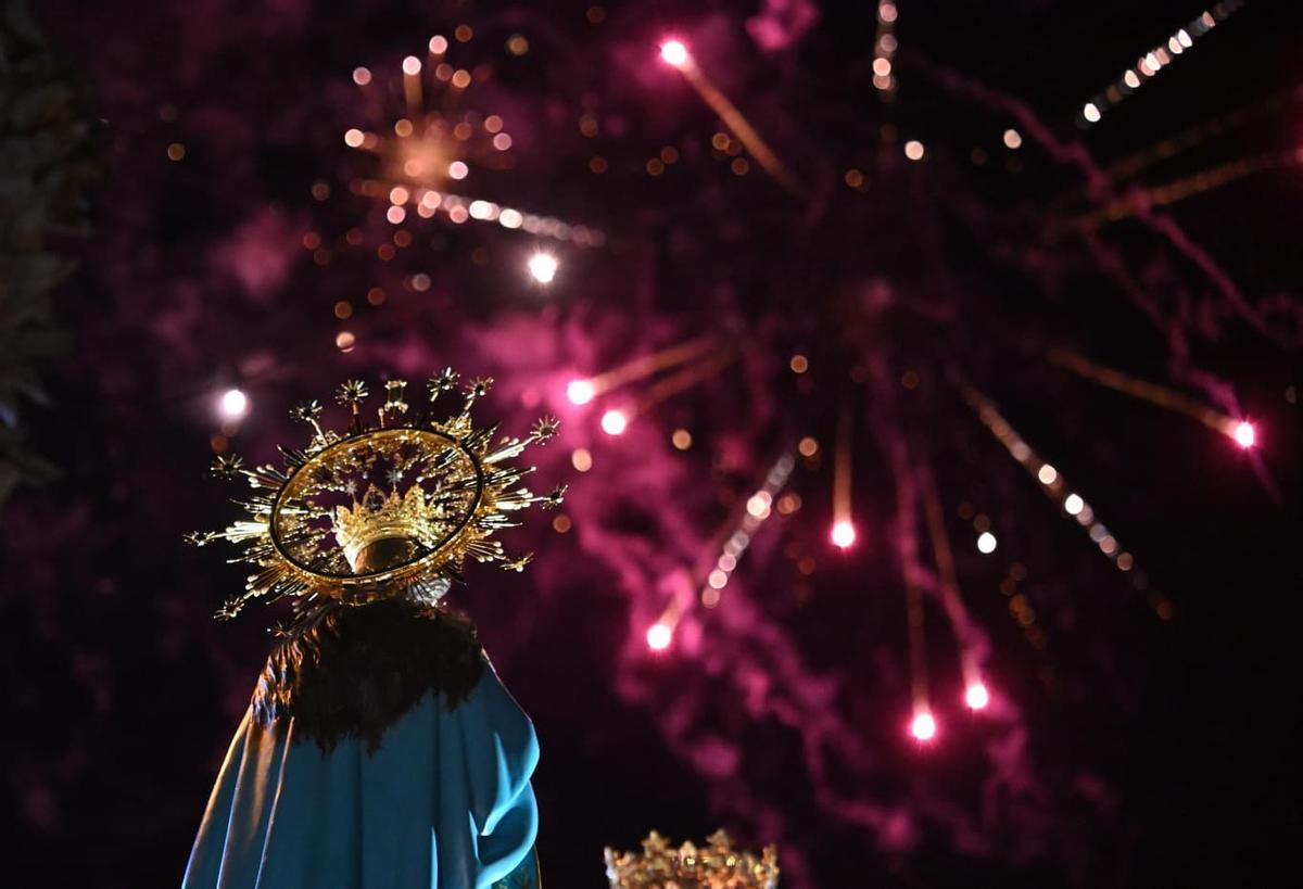 Fuegos artificiales en honor a la patrona de Torrevieja junto a la bahía durante la procesión de la Purísima