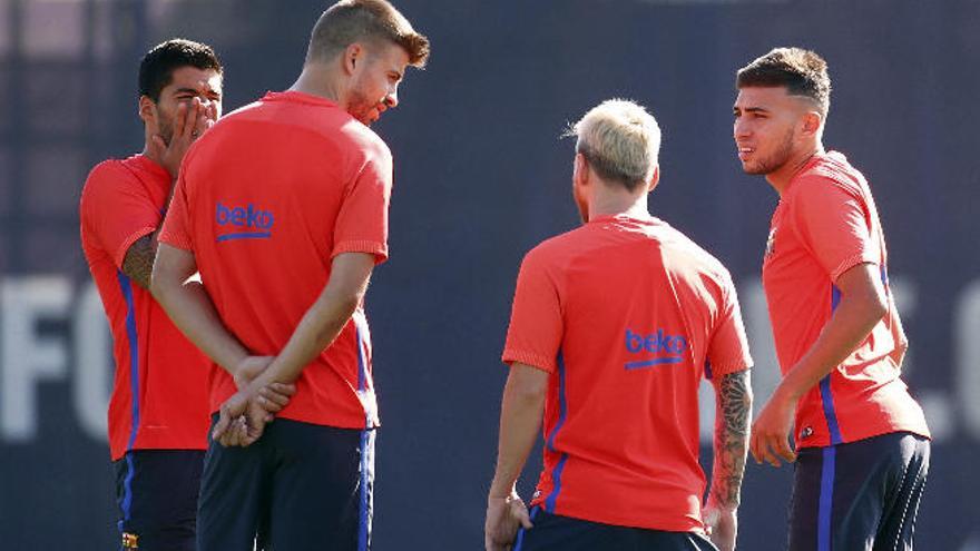 Luis Suárez -de izquierda a derecha-, Gerard Piqué, Messi y Munir, en el entrenamiento de ayer del Barcelona.