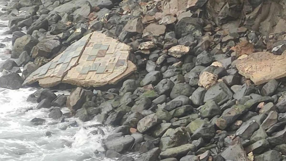 El mirador de la Cruz, en la zona de Los Nidillos, ha sufrido destrozos debido al mal estado de la mar durante los últimos días.