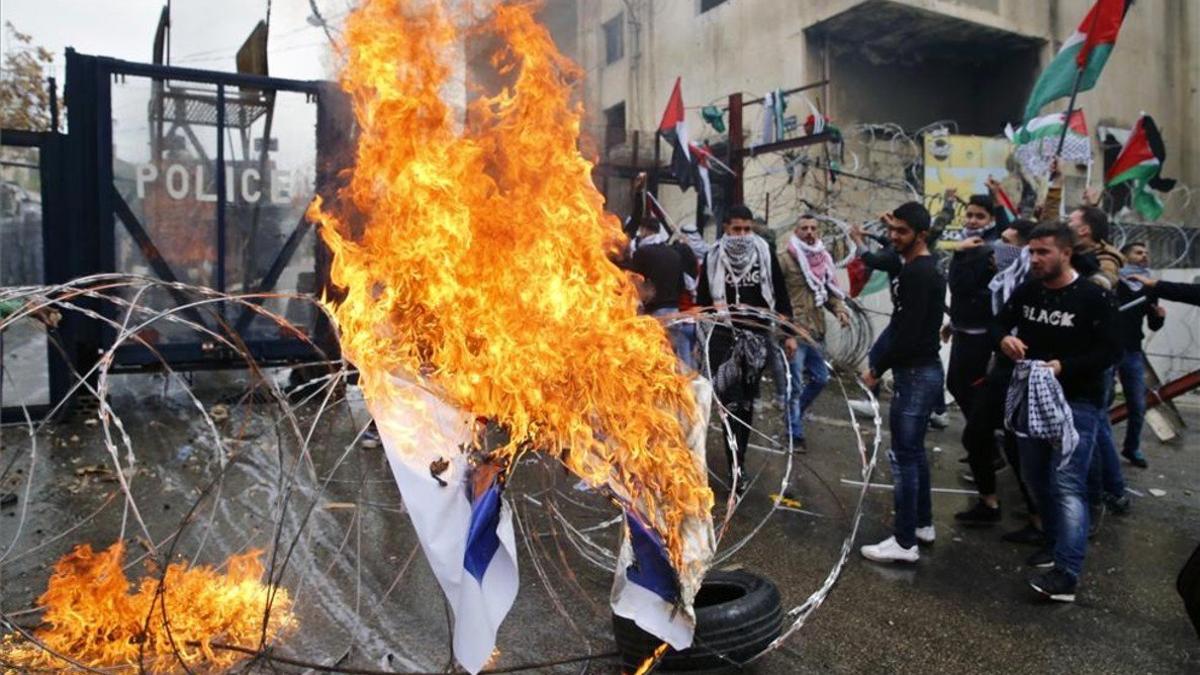 Manifestantes queman una bandera de Israel frente a la embajada de Estados Unidos en Beirut, Líbano.